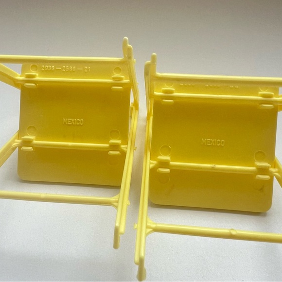 Vintage Barbie yellow table and chairs set - Picture 4 of 8